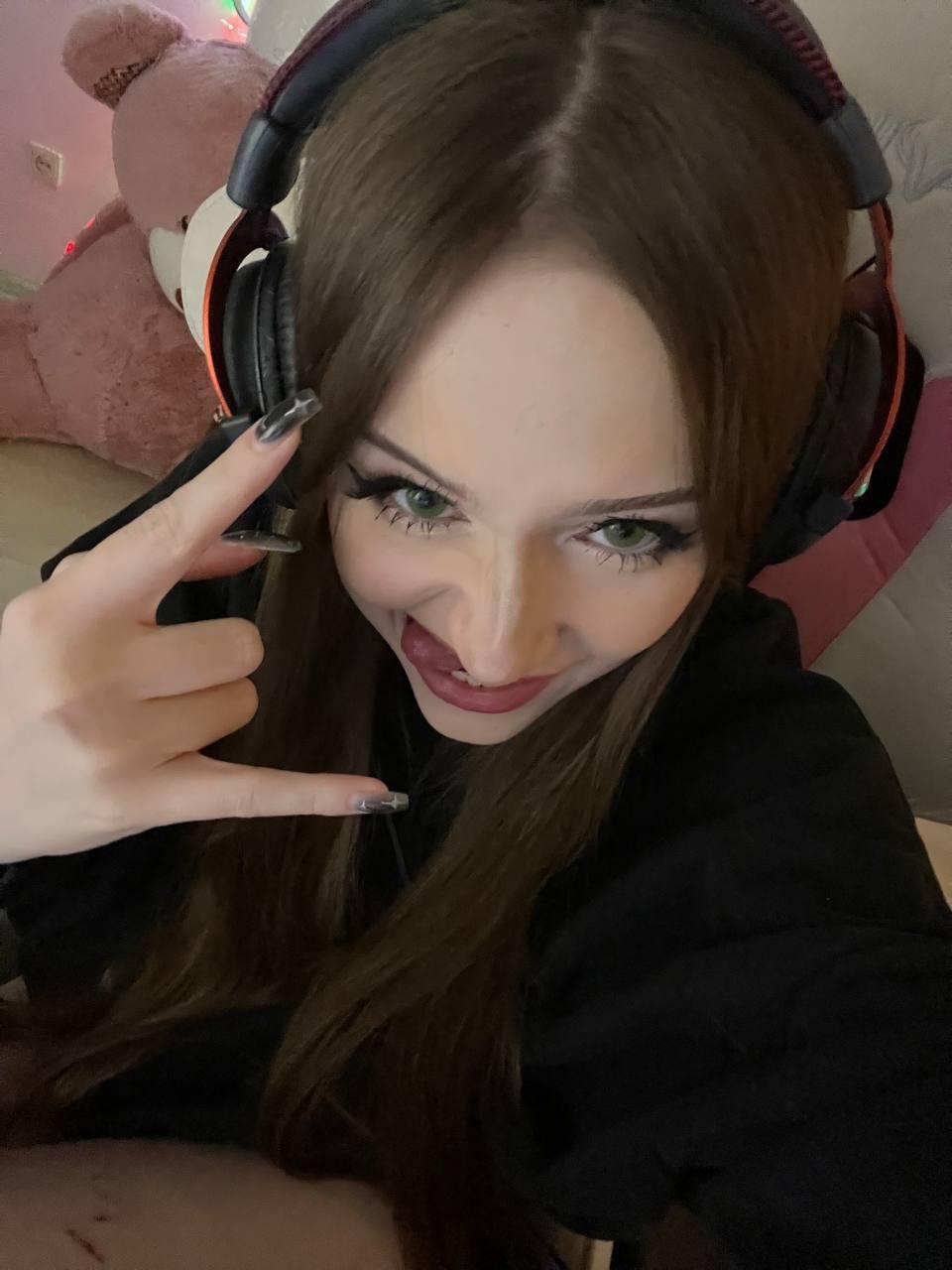 Прикольные рок селфи от dasha228play слитые в сеть.