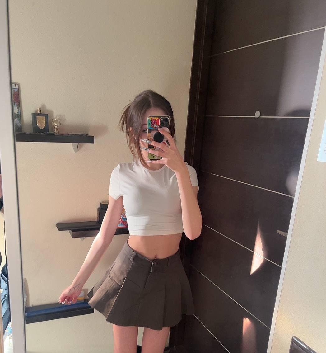 Горячие селфи Антотки в мини юбке. Горячие селфи Антотки в мини юбке.