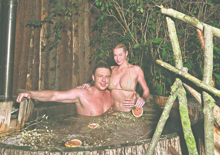 Слитое в сеть фото Шаляпина и Волочковой в купальнике, в фито бочке, в бане.