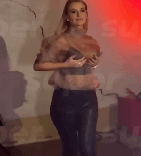 Гифка Ольга Орлова в откровенном наряде в гостях у Ивлеевой.