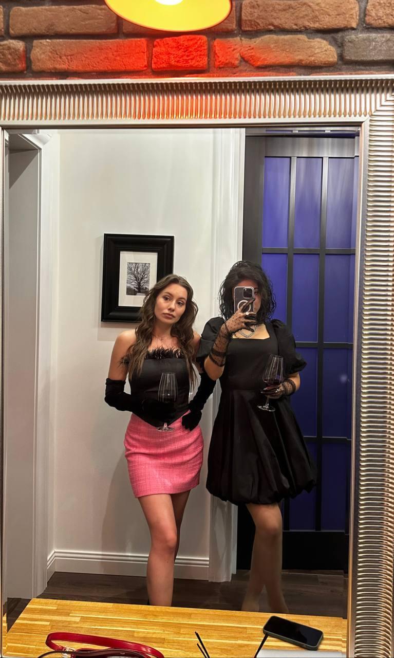 Красивое совместное фото с подругой в мини юбке. Красивое совместное фото с подругой в мини юбке.