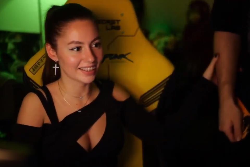 Скриншот с ютуб ролика на котором, Эксайл отругал Каролину за слишком откровенный вырез а груди. Скриншот с ютуб ролика на котором, Эксайл отругал Каролину за слишком откровенный вырез а груди.