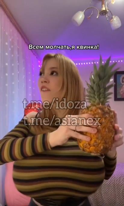 Горячие фото с ананасом Mommy Kitty. Горячие фото с ананасом Mommy Kitty.