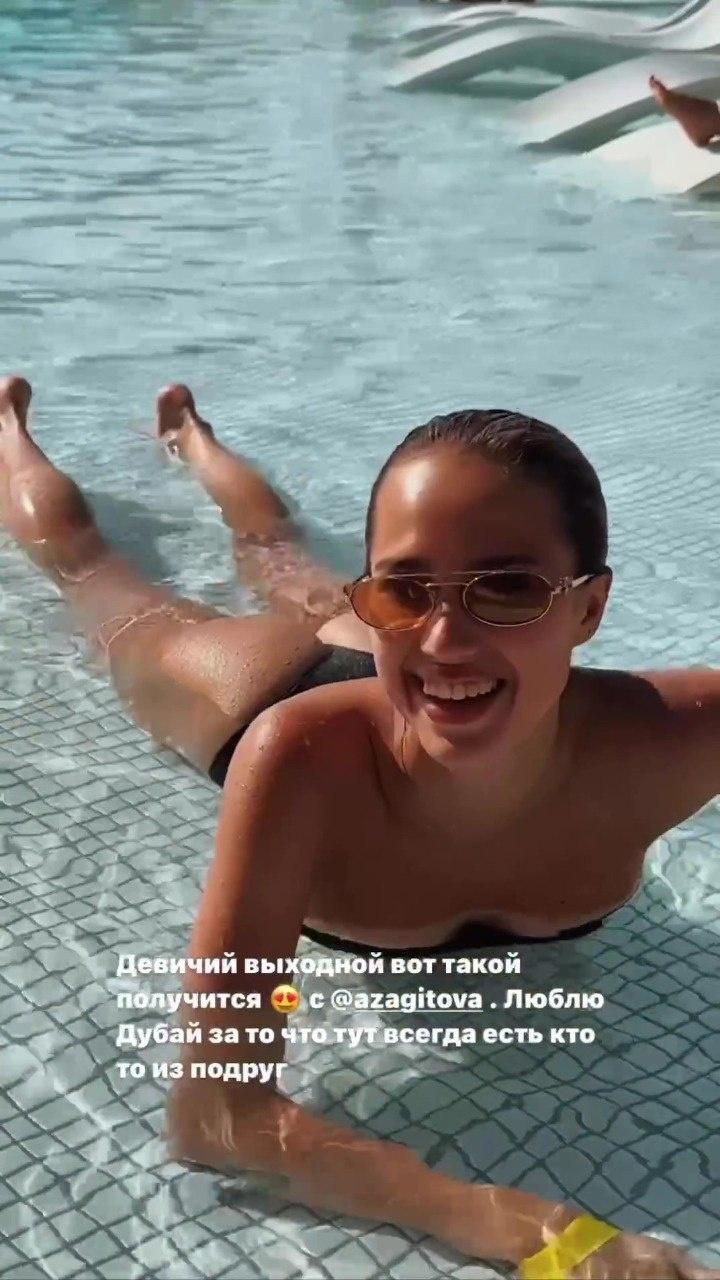 Откровенная фотка с Загитовой в бассейне в купальнике, на которой видно её загорелую и накаченную попу. Откровенная фотка с Загитовой в бассейне в купальнике, на которой видно её загорелую и накаченную попу.