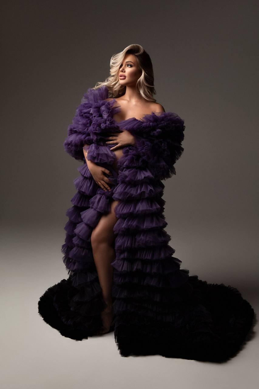 Новые гламурные фотки из ТГ Яны Ромашкиной в фиолетовом платье на голое тело.