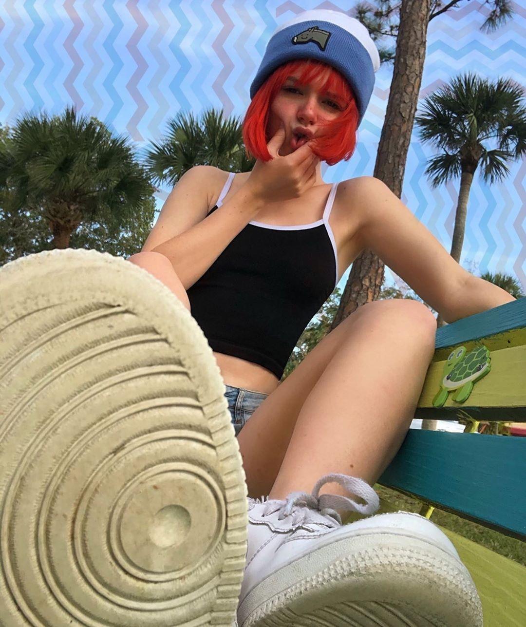 Смешное летнее фото prettykkittykat в шапке и голыми коленями. Смешное летнее фото prettykkittykat в шапке и голыми коленями.