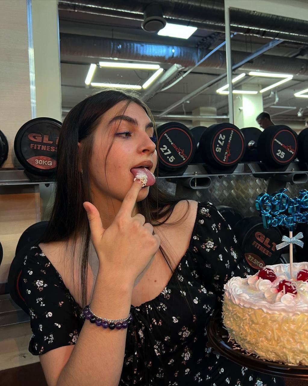 Сексуальные фотографии со тортом слитые из ТГ канала Бусинки.