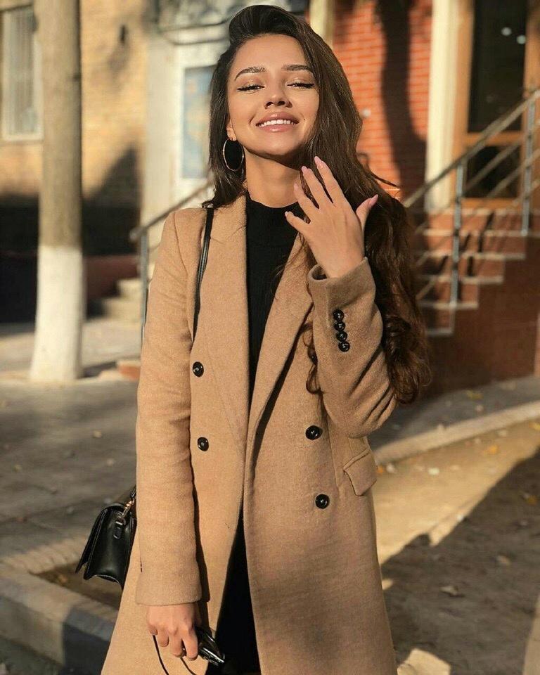 Соблазнительный осенний снимок с Наргиз в пальто и с ярким макияжем. Соблазнительный осенний снимок с Наргиз в пальто и с ярким макияжем.