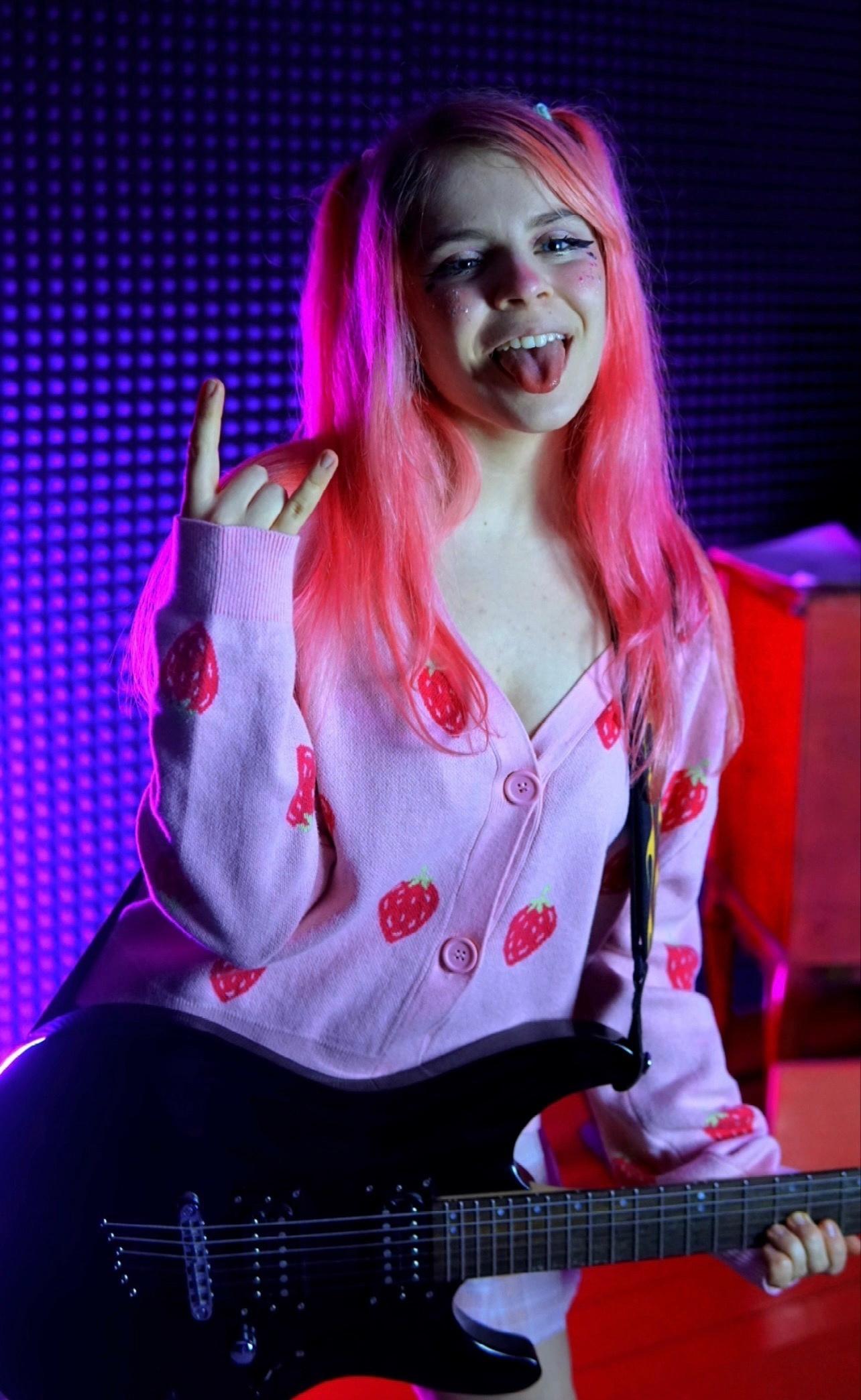 Сексуальная девушка Эми Роуз показывает характерный рокерский знак. Сексуальная девушка Эми Роуз показывает характерный рокерский знак.