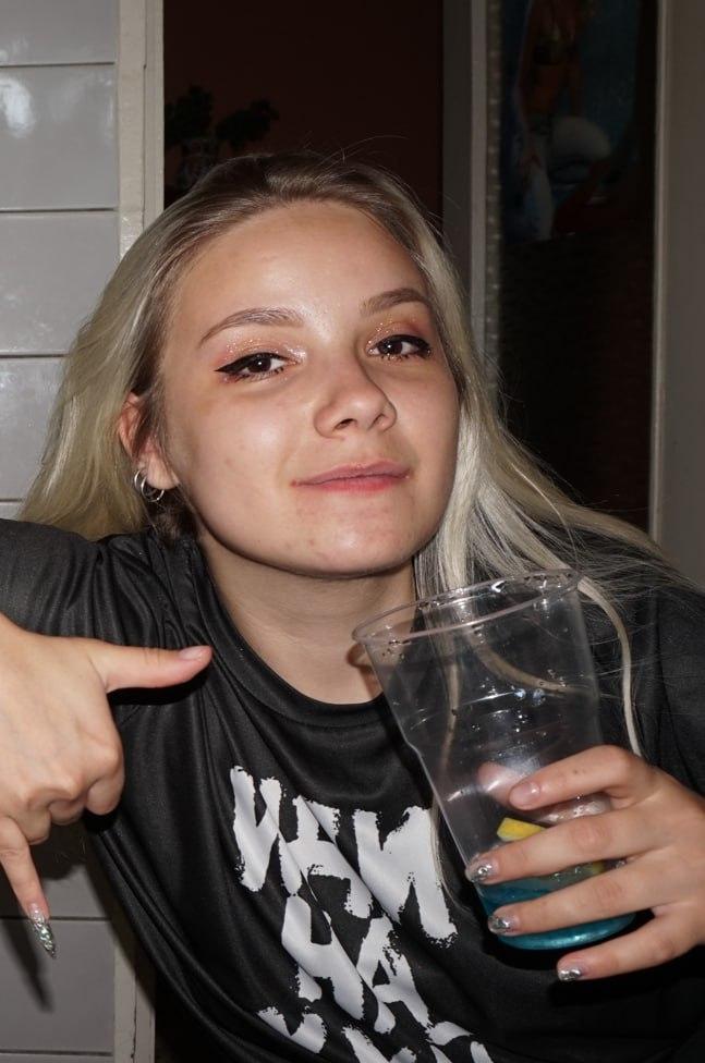 Попавшая в сеть фотка Тристезен со стаканом спиртного.