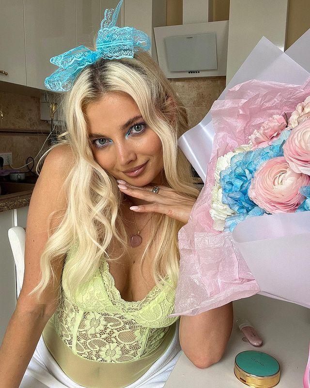 Милые фотки с цветами и в жёлтом топе. Милые фотки с цветами и в жёлтом топе.