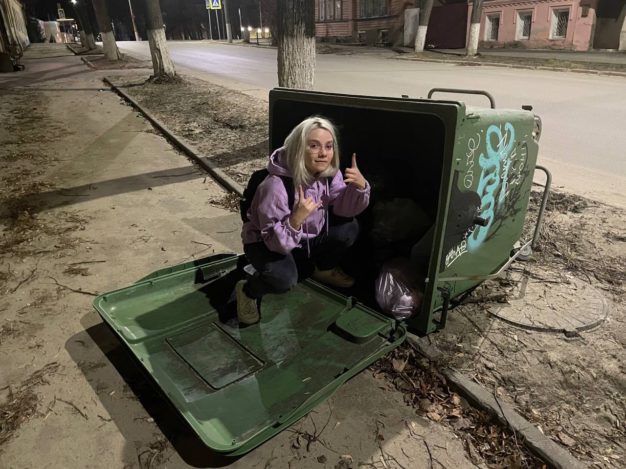 Хайповое фото с Алей Tristezen в мусорном бачке, слитое в сеть.