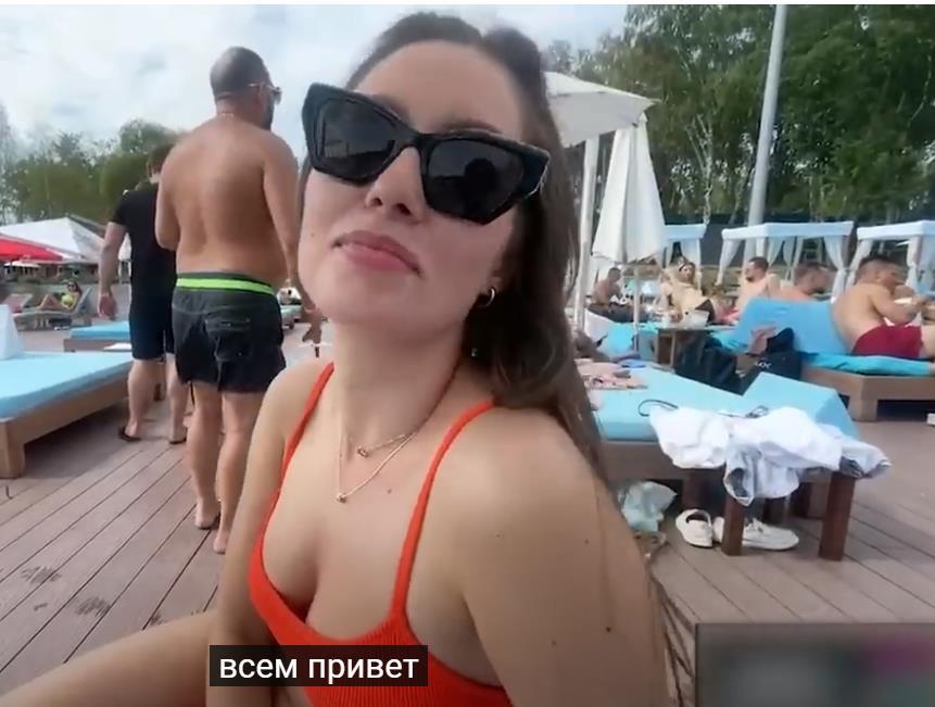 Фотка с отдыха у бассейна с Каролиной, которую слила её подруга Карина. Фотка с отдыха у бассейна с Каролиной, которую слила её подруга Карина.