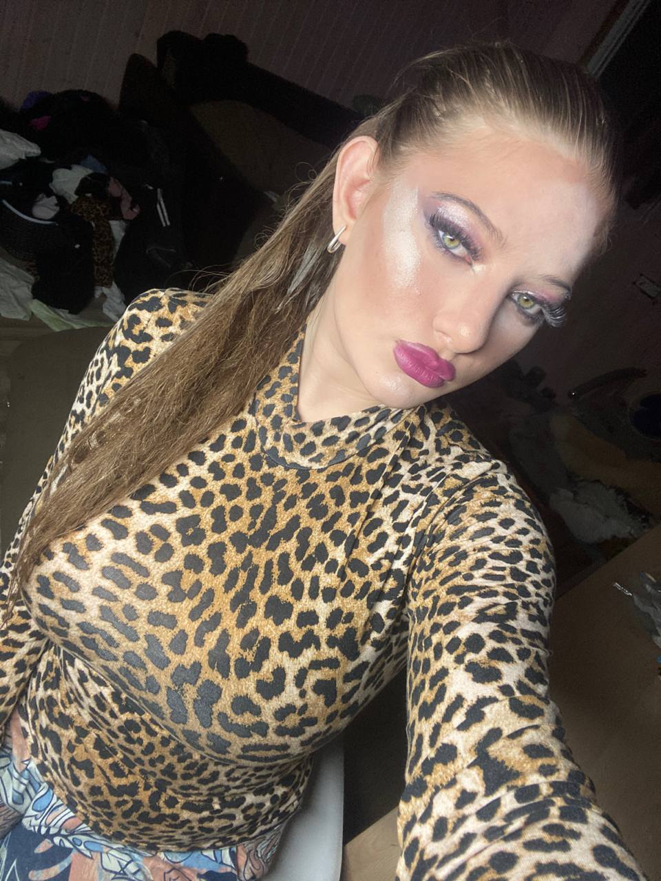 Ещё одно горячее фото с Регина ВТФ в леопардовом наряде.