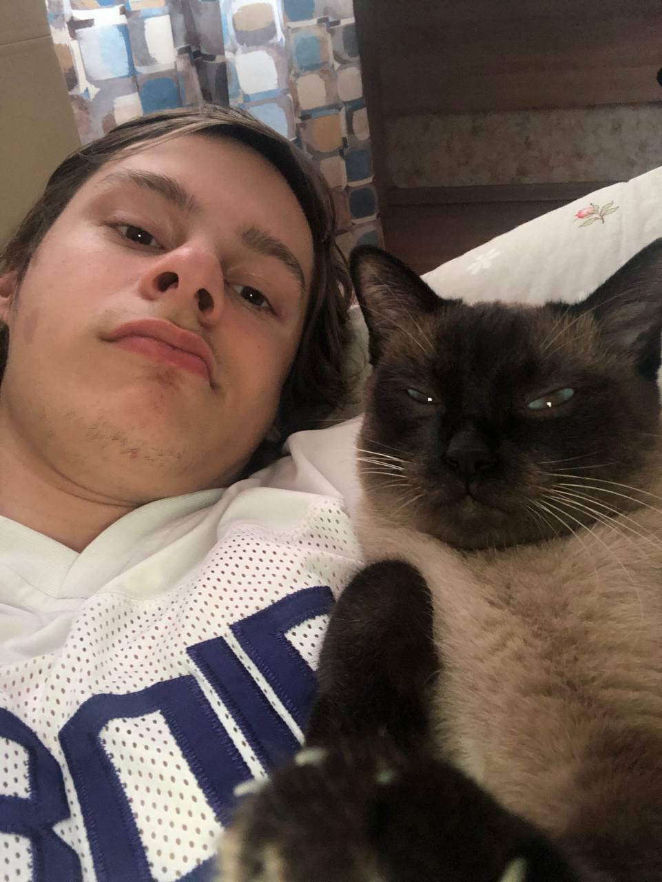 Ещё один угарный кадр "Максим 2003" и хитрющий кот. Ещё один угарный кадр "Максим 2003" и хитрющий кот.