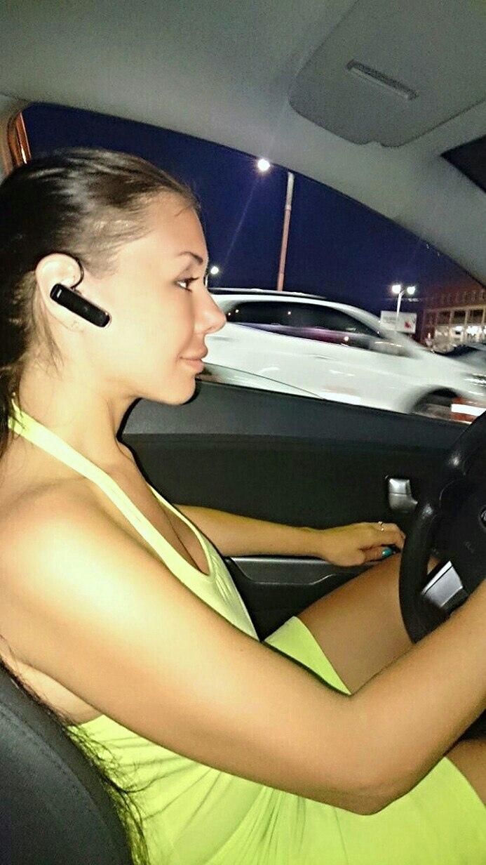 А тут она за рулём авто в коротком платье. А тут она за рулём авто в коротком платье.