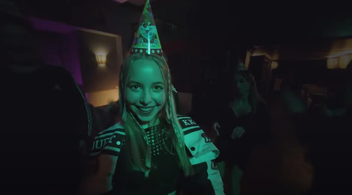 Слив горячих фоток из 14 серии шгш с Ксюше на дискотеке в колпаке. Слив горячих фоток из 14 серии шгш с Ксюше на дискотеке в колпаке.