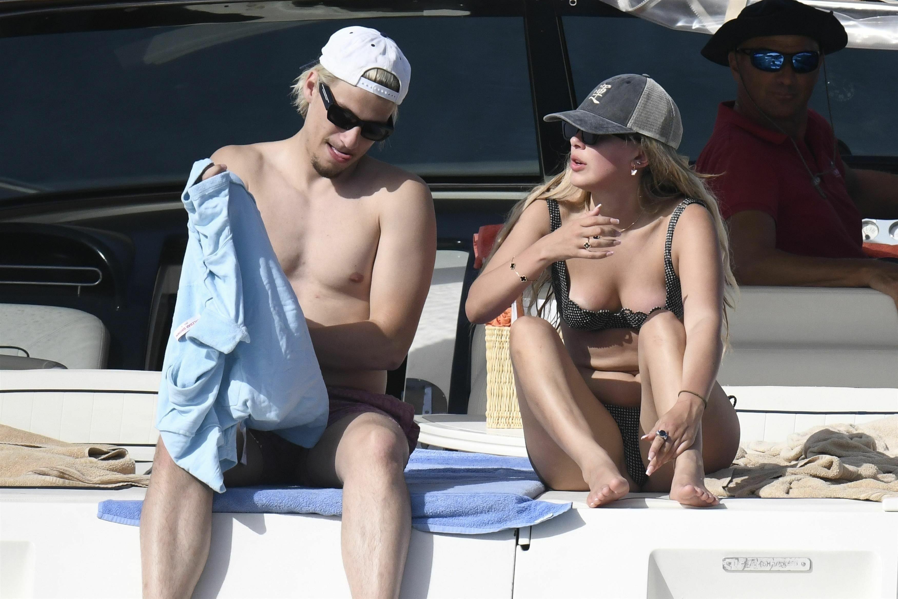 Совместная фотография Джейк бонжови и Милли Бобби Браун в полуголом виде на яхте. Совместная фотография Джейк бонжови и Милли Бобби Браун в полуголом виде на яхте.