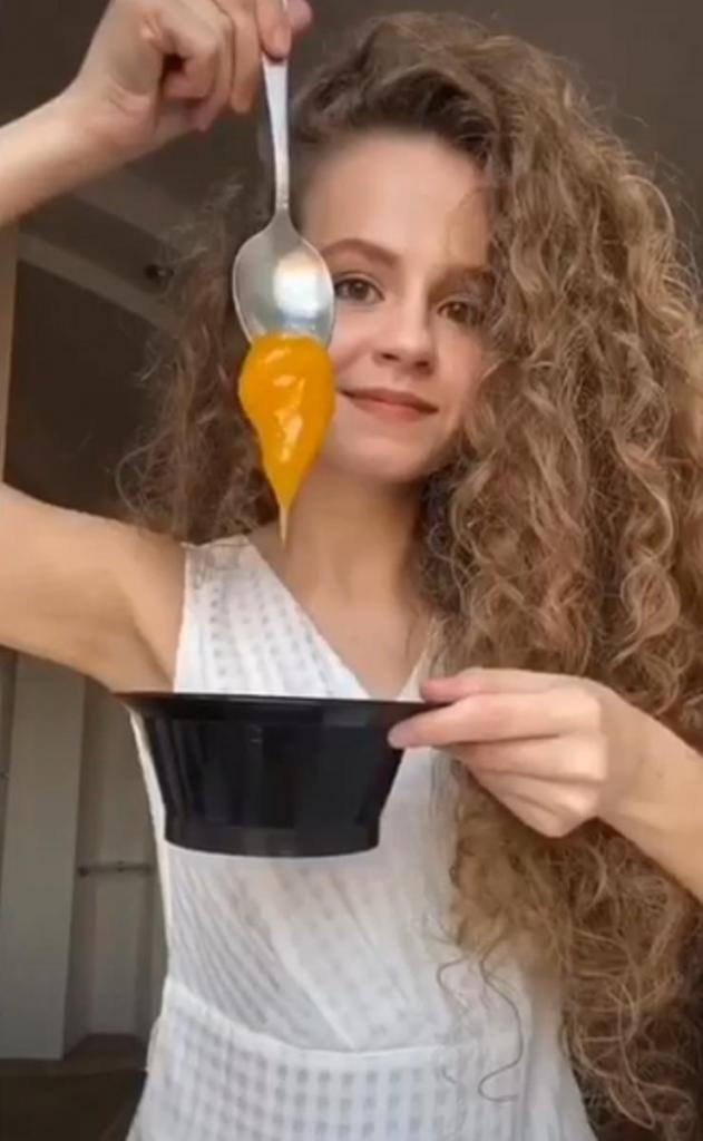 Печорина делает медовую маску.