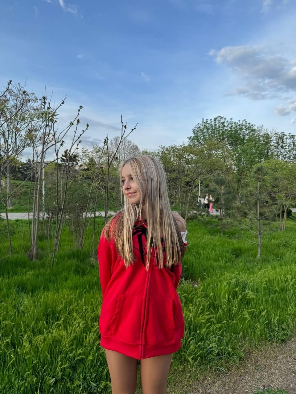 Новая апрельская фотография 2024 года, Ксюши ШГШ в красной кофте. Новая апрельская фотография 2024 года, Ксюши ШГШ в красной кофте.