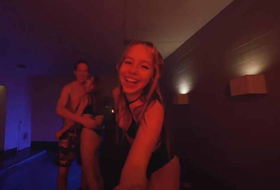 Слитое в сеть фото Ксюши Авдеевой в чёрном купальнике у бассейна. Слитое в сеть фото Ксюши Авдеевой в чёрном купальнике у бассейна.