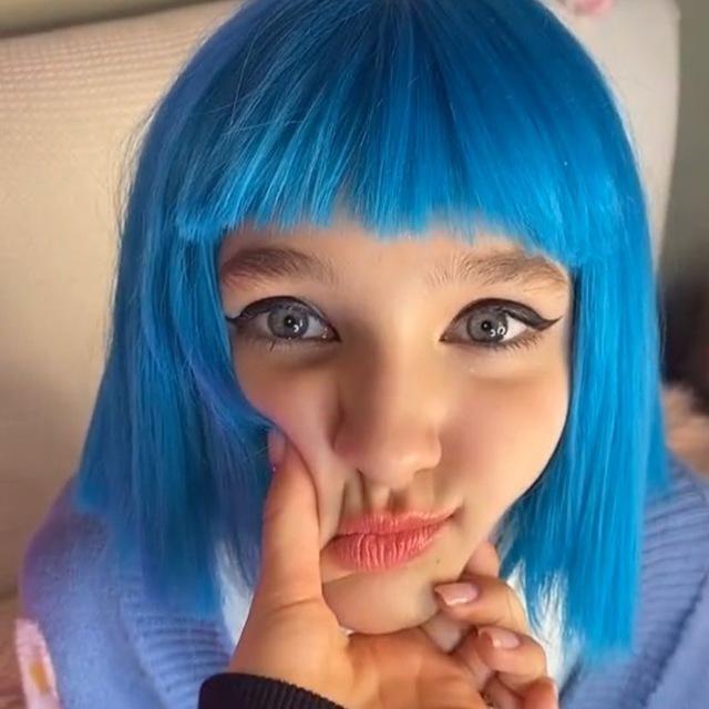 Лиза Анохина с синими волосами Лиза Анохина с синими волосами