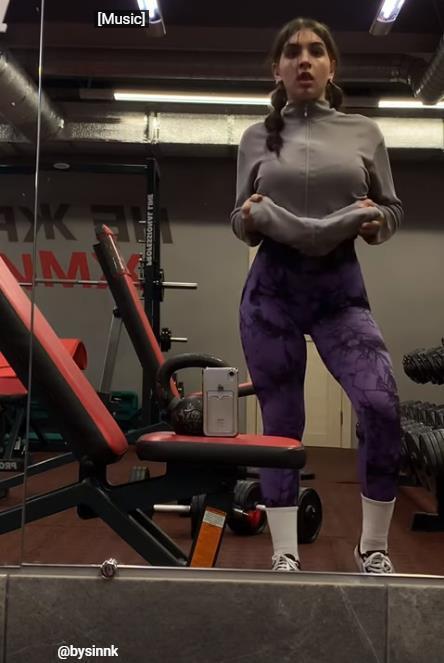 Вспотевшая Камила всё равно ведёт блог.