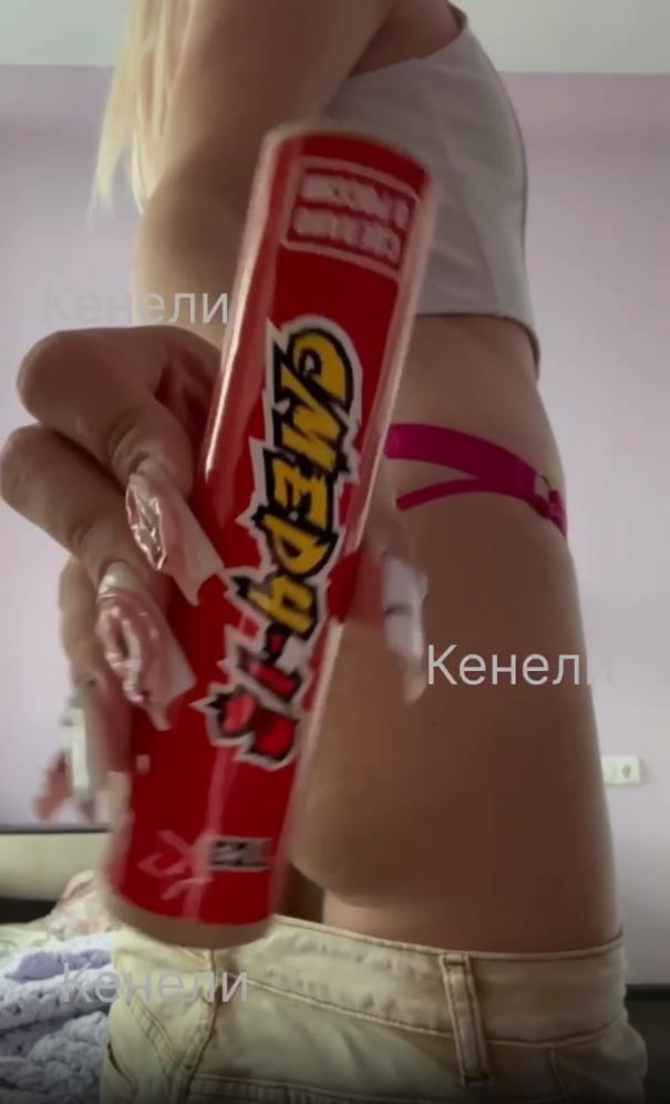 Скриншот со скандального ролика, на котором Кенели держит петарду в руках. Скриншот со скандального ролика, на котором Кенели держит петарду в руках.