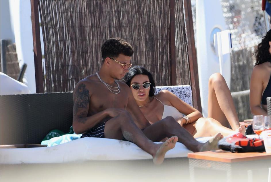 Ещё один кадр с отдыха Деле и Руби. Ещё один кадр с отдыха Деле и Руби.