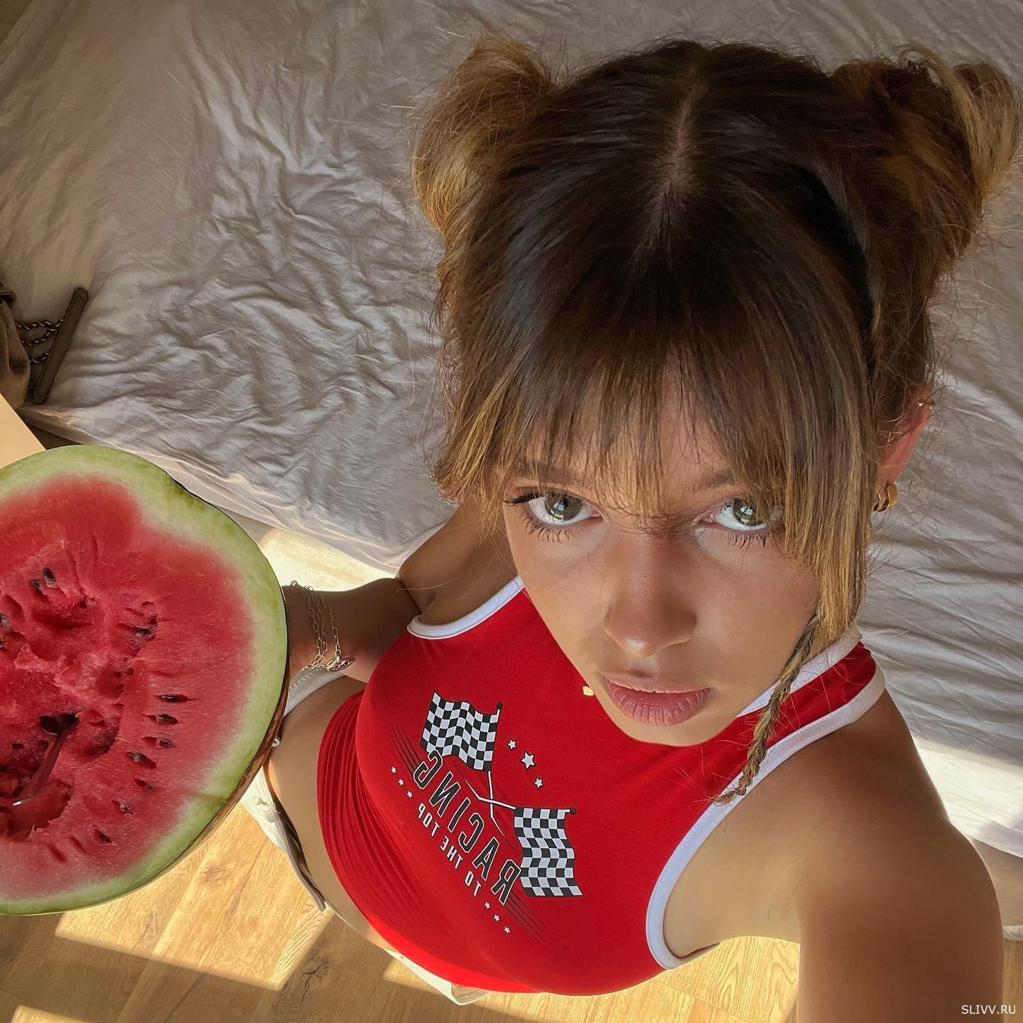 У нее 2,5 миллиона поклонников. У нее 2,5 миллиона поклонников.