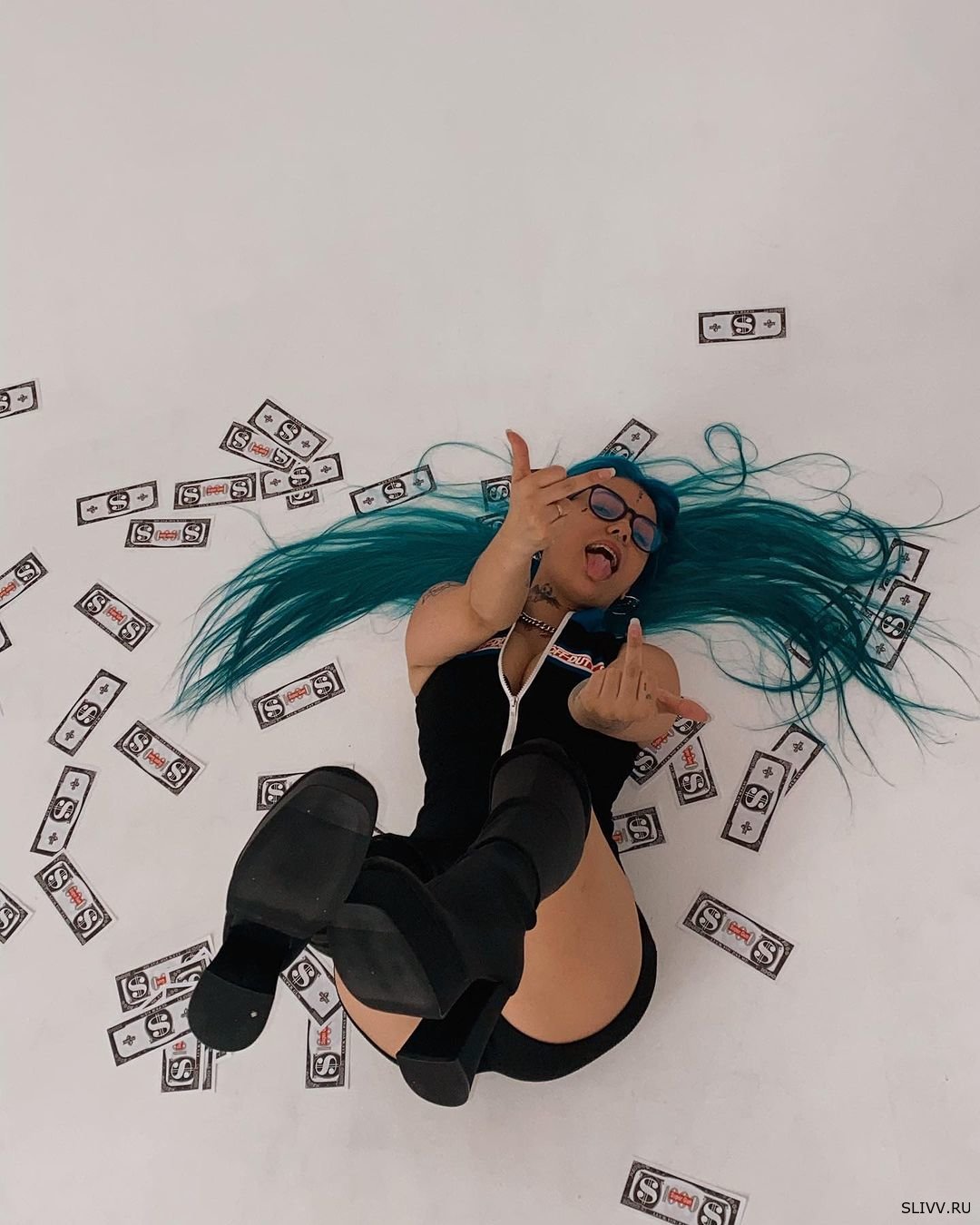 Смешные снимки Kanima показывает факи лёжа на полу. Смешные снимки Kanima показывает факи лёжа на полу.