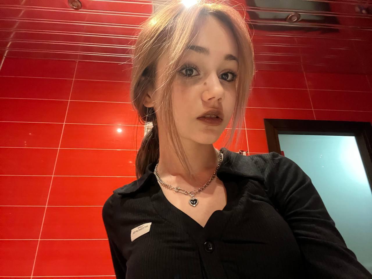 Удивлённый взгляд ангелины. Удивлённый взгляд ангелины.