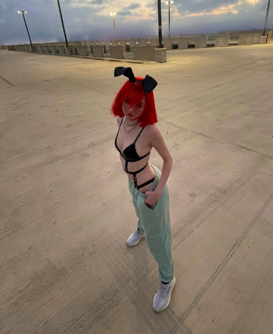 Ещё один снимок с prettykkittykat в чёрном необычном лифчике. Ещё один снимок с prettykkittykat в чёрном необычном лифчике.