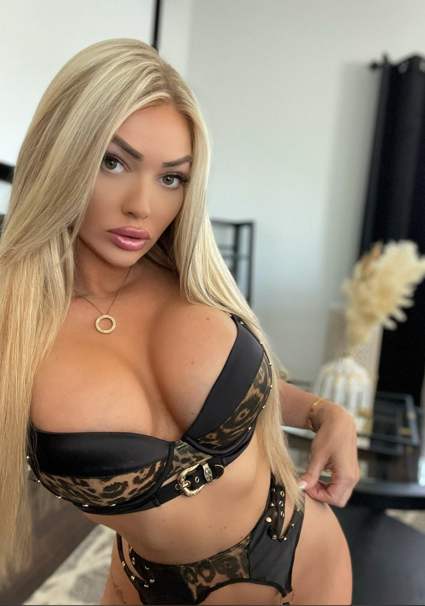 Шикарная блондинка Коллин Мари в леопардовом лифчике. Шикарная блондинка Коллин Мари в леопардовом лифчике.