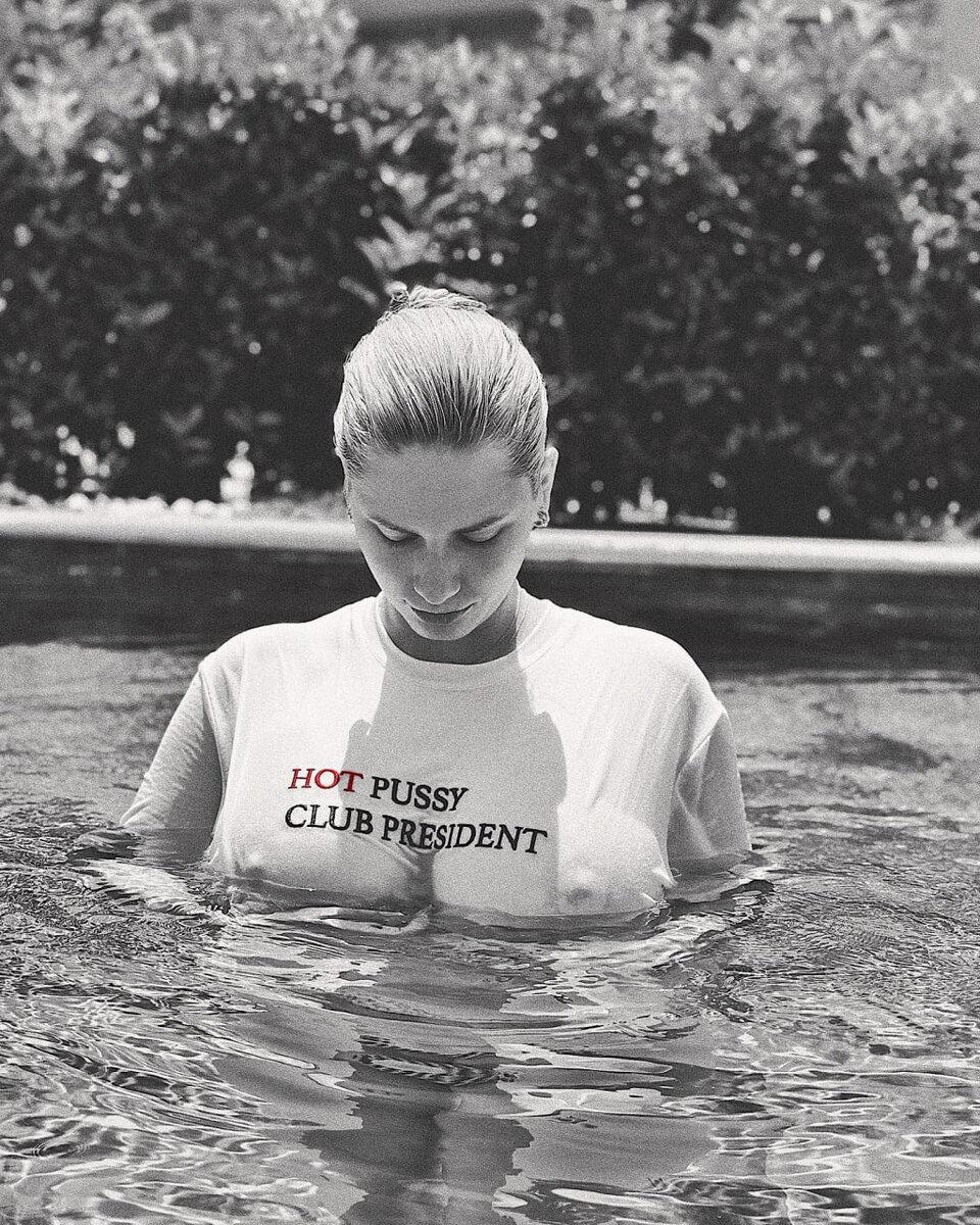 Чёрно белый снимок Зубковой в сырой майке. Чёрно белый снимок Зубковой в сырой майке.