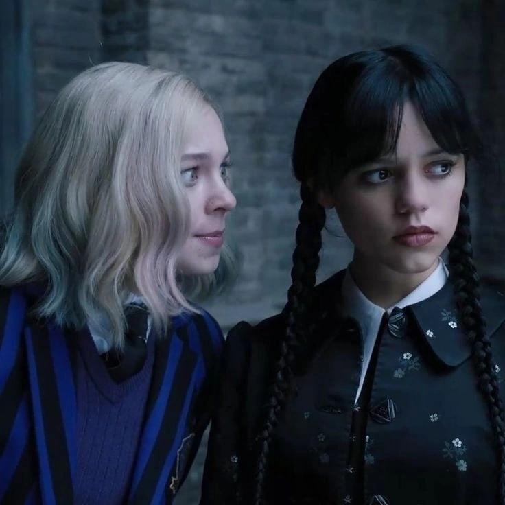 Смотрите красивые фото онлайн - Венсдей Аддамс взрослая (30 фото).