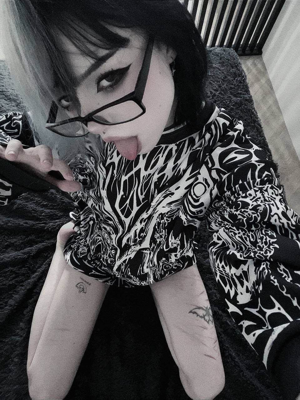 Ещё один пикантный снимок с Парадокси в очках с высунутым языком и голыми ногами.