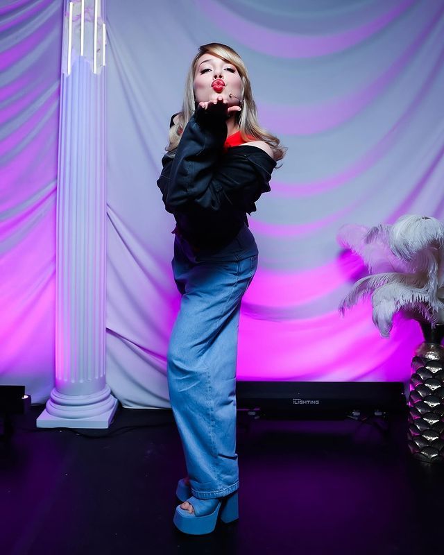 Яркие и красочные фотки Кати в позе губы уточкой. Яркие и красочные фотки Кати в позе губы уточкой.