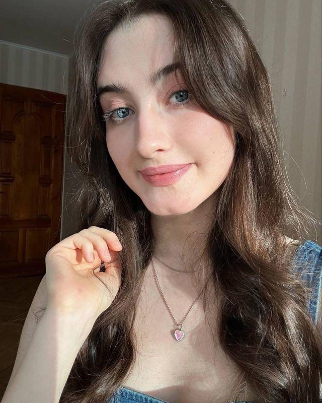 Милая улыбка, юной юмористки с необычным голосом. Милая улыбка, юной юмористки с необычным голосом.