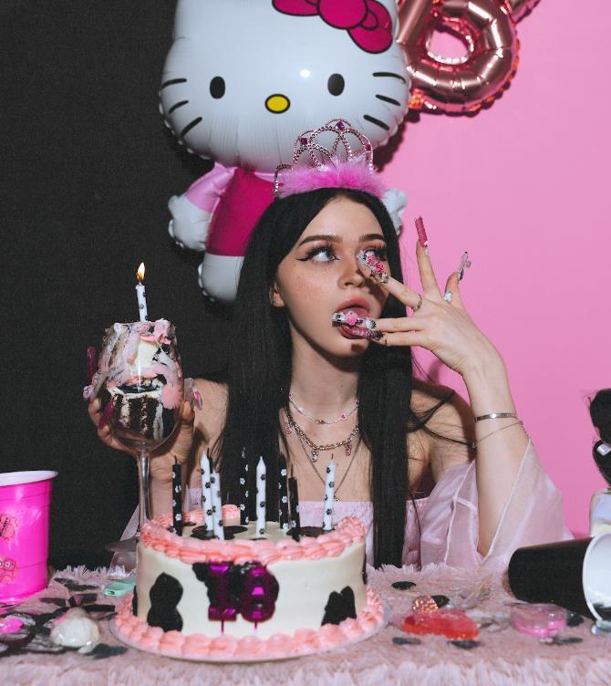 Сексуальное фото nevaaadaa есть торт. Сексуальное фото nevaaadaa есть торт.