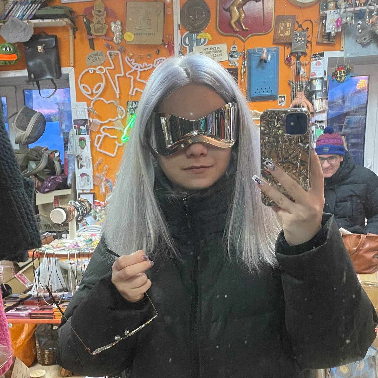 Прикольное селфи в очках из будущего.