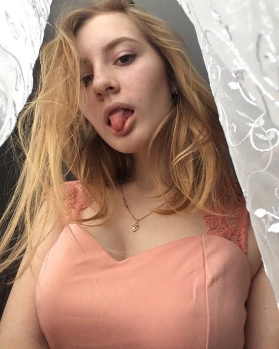 Смешная фотка Кати с высунутым языком.