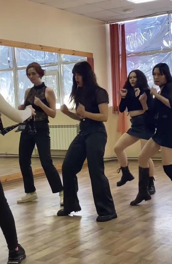 Смешное фото певицы Baby Cute на танцах. Смешное фото певицы Baby Cute на танцах.