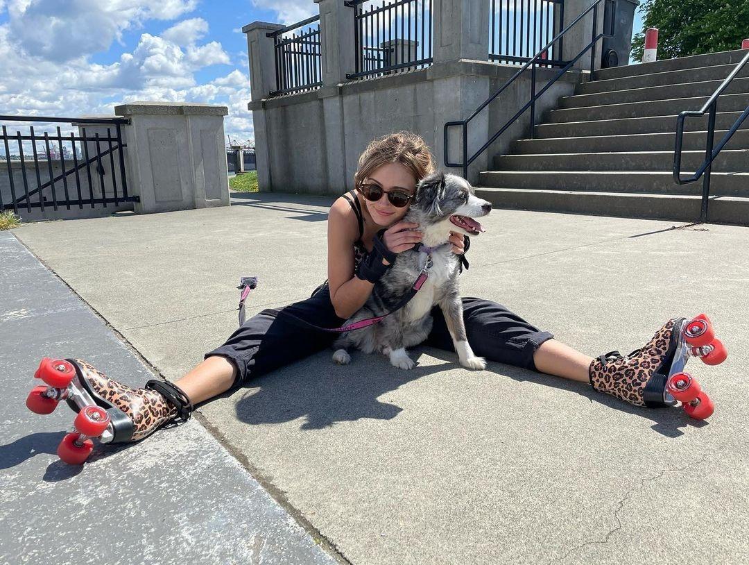 Очередной снимок Ella Purnell с четвероногим любимцем. Очередной снимок Ella Purnell с четвероногим любимцем.