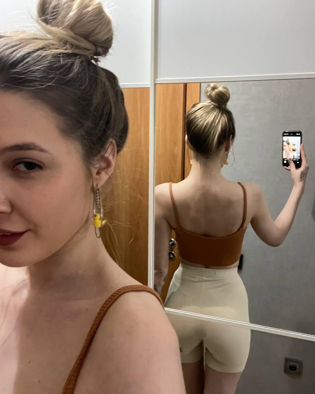 Ира Ваймер показала подтянутую попу на селфи.