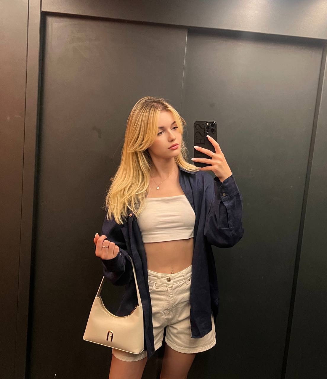 Ещё один вариант лифтолука, но уже в другой одежде.