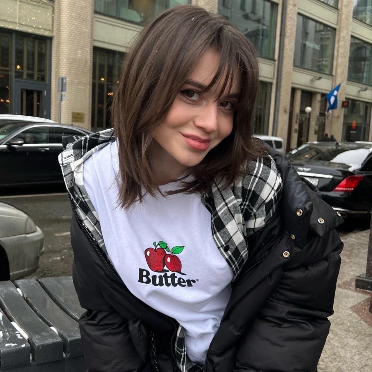 Популярная тиктокерша снимает забавные ролики, а также дает поклонницам советы по уходу и майк-апу.