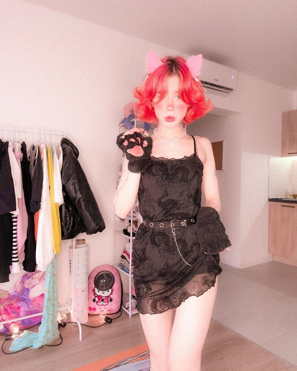 Откровенные снимки flaffyx в чёрном коротком платье слитые в сеть.