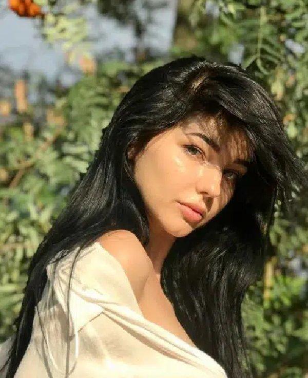 Ирена известна своими весьма откровенными фото и профилем на известном сайте в Глобальной Паутине, но почти не распространяется о том, откуда она и сколько ей лет.