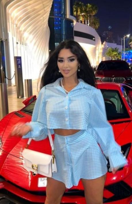 Фарида часто публикует фотографии своих ошеломительных нарядов, которые подчеркивают ее элегантность и красоту. Фарида часто публикует фотографии своих ошеломительных нарядов, которые подчеркивают ее элегантность и красоту.